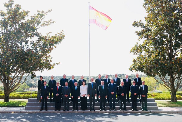 Fotografía de grupo de Su Majestad el Rey junto a los componentes de la audiencia a una representación de la Fundación Notariado