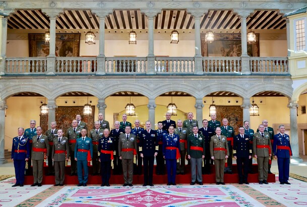 Su Majestad el Rey junto al grupo de oficiales pertenecientes a promociones que conmemoran su cuadragésimo aniversario de egreso de las academias mili
