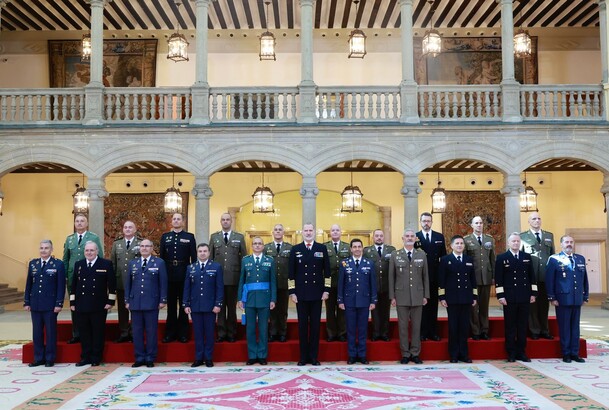Su Majestad el Rey junto al grupo de coroneles y capitanes de navío que asistieron a la audiencia