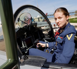 Su Alteza Real la Princesa de Asturias, en la cabina de un reactor Eurofighter (C.16)