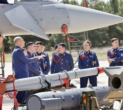 Los alumnos de la Academia General del Aire y del Espacio (AGA) conocen, a través del Coronel en la Base Aérea de Los Llanos (Albacete),  Diego José S