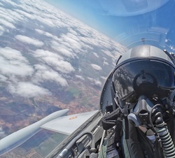 Su Alteza Real la Princesa de Asturias, durante un momento de vuelo en la cabina del F5