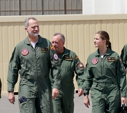 Su Majestad el Rey junto a Su Alteza Real la Princesa de Asturias momentos antes del vuelo de instrucción