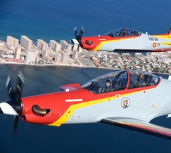 Su Majestad el Rey y Su Alteza Real la Princesa de Asturias durante el vuelo de instrucción