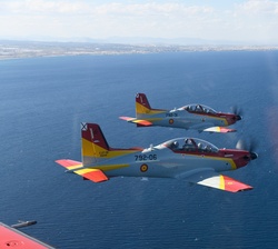 Su Majestad el Rey y Su Alteza Real la Princesa de Asturias durante el vuelo de instrucción