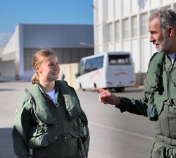 Su Majestad el Rey con a Su Alteza Real la Princesa de Asturias al finalizar el vuelo de instrucción