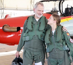 Su Majestad el Rey junto a Su Alteza Real la Princesa de Asturias una vez finalizado el vuelo de instrucción