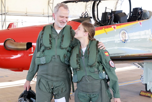 Su Majestad el Rey junto a Su Alteza Real la Princesa de Asturias una vez finalizado el vuelo de instrucción