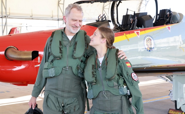 Su Majestad el Rey junto a Su Alteza Real la Princesa de Asturias una vez finalizado el vuelo de instrucción