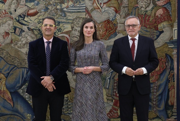 Su Majestad la Reina junto al director gerente del Hospital Sant Joan de Déu, Manel del Castillo Rey y el presidente de la Federación Española de enfe