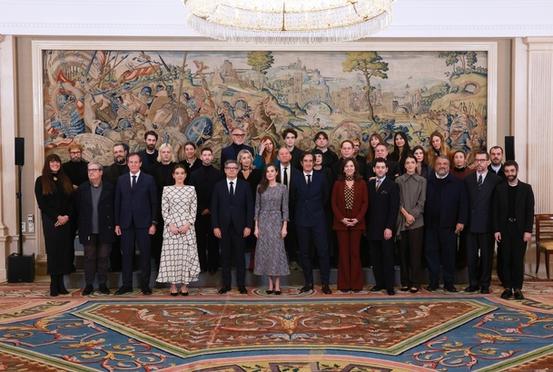 Fotografía de grupo de Su Majestad la Reina junto a los componentes de la audiencia a una representación del equipo directivo y diseñadores participan