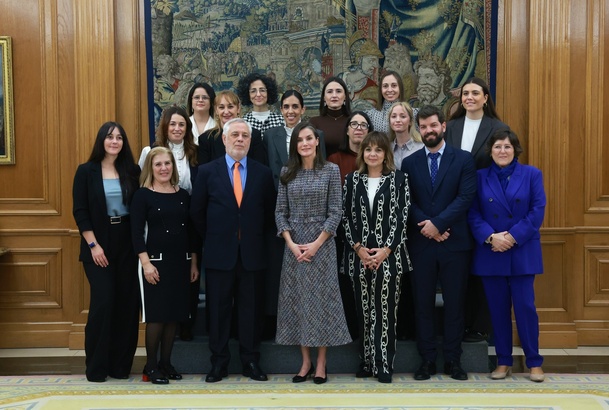 Fotografía de grupo de Su Majestad la Reina junto a los componentes de la audiencia a una representación de la Fundación para el Desarrollo de la Enfe