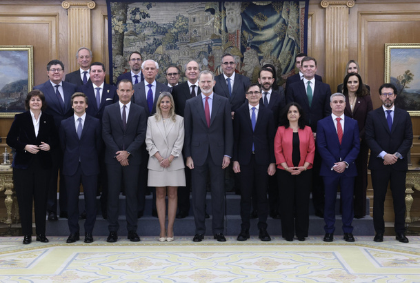 Fotografía de grupo de Su Majestad el Rey con la Junta Directiva del Instituto Español de Analistas, con motivo de su 60º aniversario