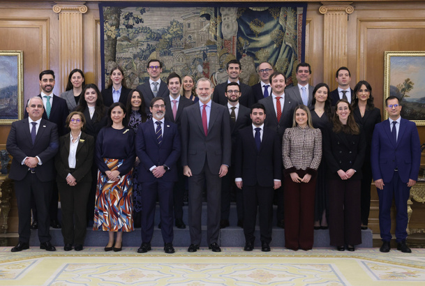 Fotografía de grupo de Su Majestad el Rey con la XXV promoción del Cuerpo Superior de Interventores y Auditores del Estado