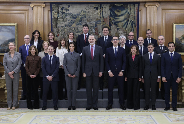 Fotografía de grupo de Su Majestad el Rey con una representación de IBM España, con motivo de su centenario