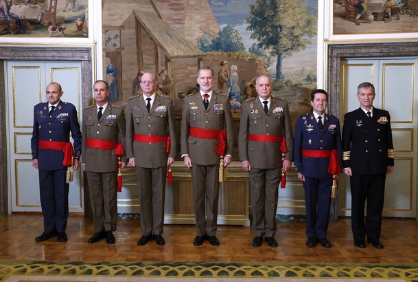 Su Majestad el Rey junto a los tenientes generales y almirantes que han pasado a la situación de retiro