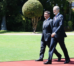 Su Majestad el Rey a su llegada al Palacio Presidencial de Cerro Castillo para asistir al almuerzo ofrecido por el Presidente de Chile José Antonio Ka