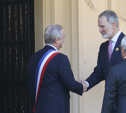 Su Majestad el Rey a su llegada al Palacio Presidencial de Cerro Castillo para asistir al almuerzo, recibe el saludo del Presidente de Chile José Anto