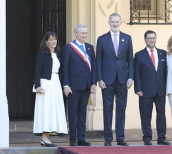 Su Majestad el Rey junto al Presidente de Chile y la Primera Dama a su llegada al Palacio Presidencial de Cerro Castillo para asistir al almuerzo ofre