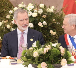 Su Majestad el Rey conversa con el Presidente de Chile, José Antonio Kast Rist, momentos antes del almuerzo