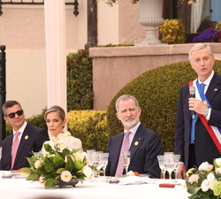 Su Majestad el Rey durante la intervención del Presidente de Chile, José Antonio Kast Rist, momentos antes del almuerzo