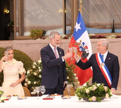 Brindis de Su Majestad el Rey con el Presidente de Chile momentos antes del almuerzo