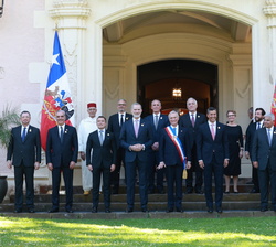 Fotografía Oficial de grupo de Su Majestad el Rey junto al Presidente de Chile y los jefes de Estado y de Gobiermo asistentes a la toma de posesión