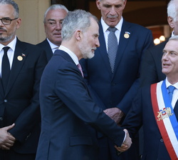 Su Majestad el Rey se despide del Presidente de Chile tras la fotografía oficial de grupo