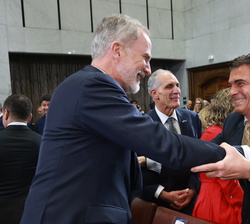 Su Majestad el Rey saluda al Presidente de Bolivia, Rodrigo Paz