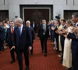 Su Majestad el Rey junto a los jefes de Estado y de Gobierno a la llegada del Presidente Electo de Chile, José Antonio Kast