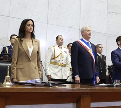 El Presidente saliente y el Presidente entrante de Chile durante la interpretación del Himno Nacional