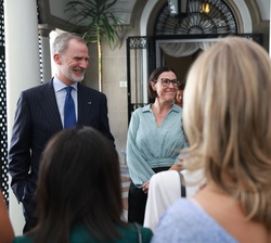El Rey conversa con representantes de la colectividad española durante el encuentro celebrado en la residencia de la Embajada de España