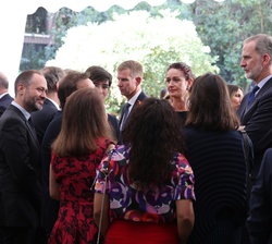 Don Felipe durante el encuentro con miembros de la colectividad española en Santiago de Chile