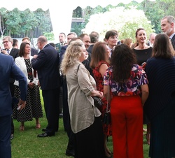 El Rey conversa con representantes de la colectividad española en la residencia de la Embajada de España