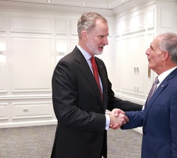 Su Majestad el Rey recibe el saludo del presidente de la República de Honduras, Nasry Asfura, en el Hotel NH Collection Plaza Santiago