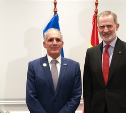 El Rey y el Presidente de Honduras, Nasry Asfura, durante su encuentro en Santiago de Chile