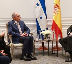Don Felipe durante el encuentro con el Presidente de la República de Honduras