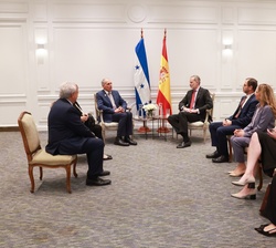 Su Majestad el Rey y el Presidente de la República de Honduras, Nasry Asfura, en el Hotel NH Collection Plaza Santiago, con las delegaciones de ambos 