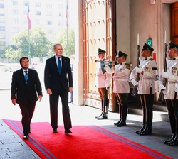 Su Majestad el Rey a su llegada al Palacio de La Moneda