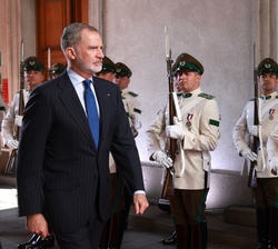 Don Felipe a su paso por el Cordón de Honor a su llegada la Palacio de La Moneda