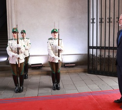 El Rey y el director general adjunto de ceremonial y protocolo de Cancillería de Chile, Arturo Giadala, tras su paso por el Cordón de Honor a su llega