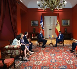 Don Felipe y el Presidente de la República de Chile, Gabriel Boric, en el Salón Rojo del Palacio de La Moneda acompañados de las delegaciones de ambos