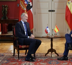El Rey conversa con el Presidente de Chile, Gabriel Boric, durante su encuentro en el Palacio de La Moneda