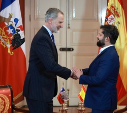 Su Majestad el Rey recibe el saludo del Presidente de la República de Chile, Gabriel Boric, en el Palacio de La Moneda
