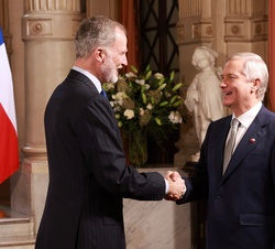Don Felipe recibe el saludo del presidente electo de la República de Chile, José Antonio Kast, en el Palacio Cousiño