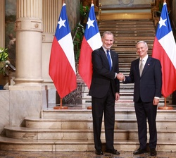 Don Felipe y el Presidente Electo de Chile, José Antonio Kast, en la escalera del Palacio de Cousiño antes del encuentro 