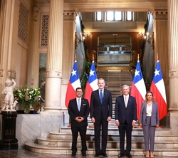El Rey y el Presidente Electo de Chile, José Antonio Kast, acompañados por la secretaria de Estado para Iberoamérica y el Caribe y el Español en el Mu