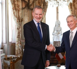 Su Majestad el Rey y el Presidente Electo de Chile, José Antonio Kast, durante su encuentro en el Salón de Música del Palacio Cousiño