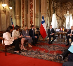 Su Majestad el Rey conversa con el Presidente Electo de Chile, José Antonio Kast, durante el encuentro celebrado en el Palacio Cousiño acompañados de 
