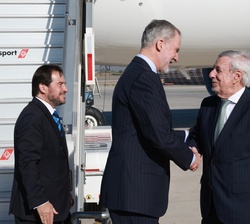 Su Majestad el Rey recibe el saludo del canciller, Alberto van Klaveren, a su llegada al Aeropuerto Internacional Comodoro Arturo Merino Benítez